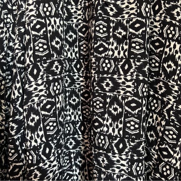 3 for $30! Hollister asymmetric black & white patterned skirt - Picture 5 of 10